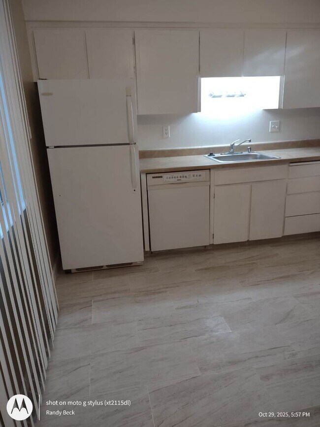 Building Photo - Spacious 2bd First Floor Apartment in 4-Plex Building