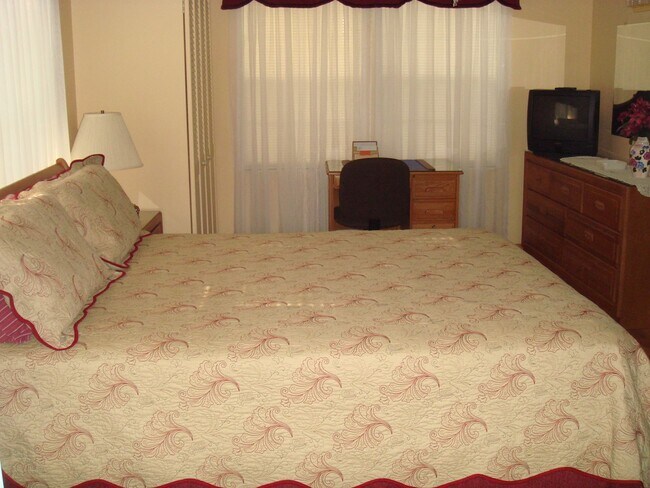 Building Photo - Adorable fully furnished 1 bedroom