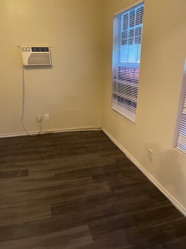 Building Photo - 403 Blue Bonnet St