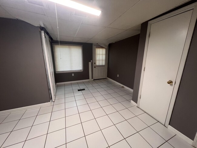 Building Photo - 2205 Amelia Cir