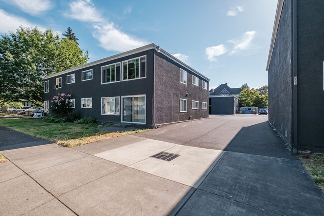 Building Photo - Beautiful 2 Bed, 1 Bath Second Floor Apartment Near Downtown Albany!