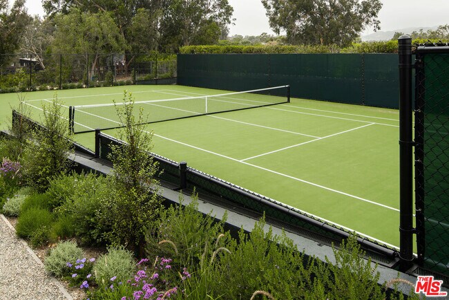 Foto del edificio - 6763 Zumirez Dr