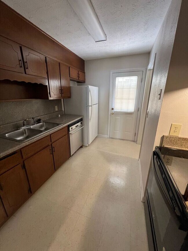 Building Photo - FINALLY a 2 bedroom 2 bath ranch duplex av...