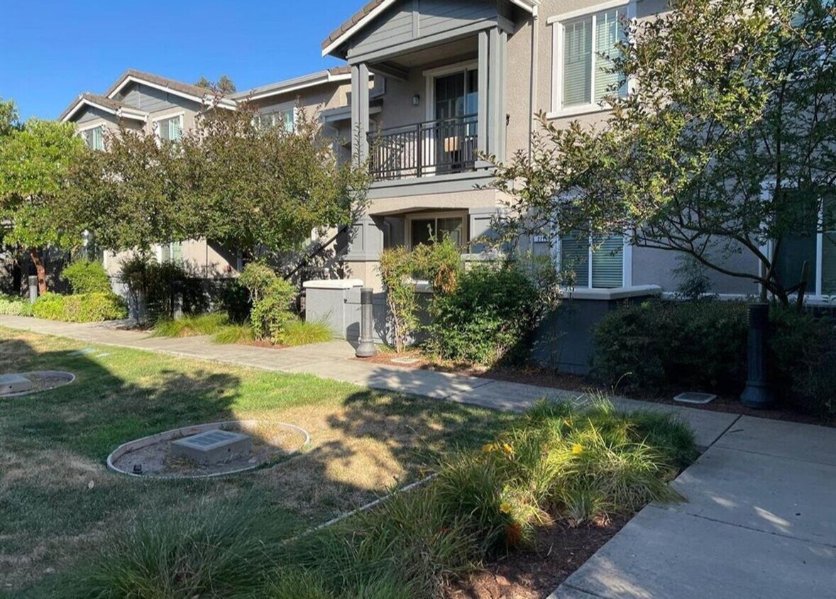 Primary Photo - Stunning Ground-Floor 2 bd, 2 ba- Danville...