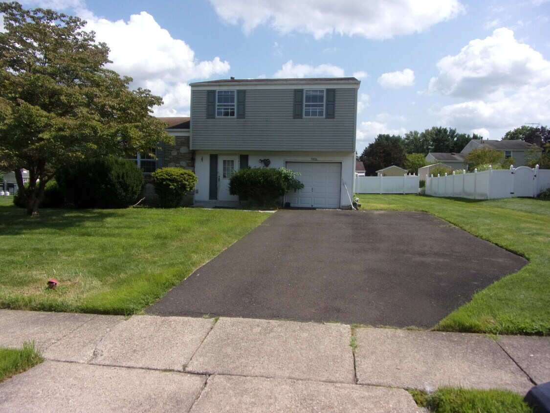 Exterior Front - 5906 Griscomb Dr