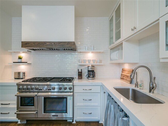 Foto del edificio - 1208 E 3rd St