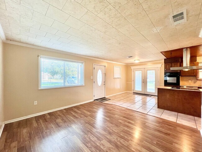 Building Photo - Three Bedroom Home with a Spacious Backyard