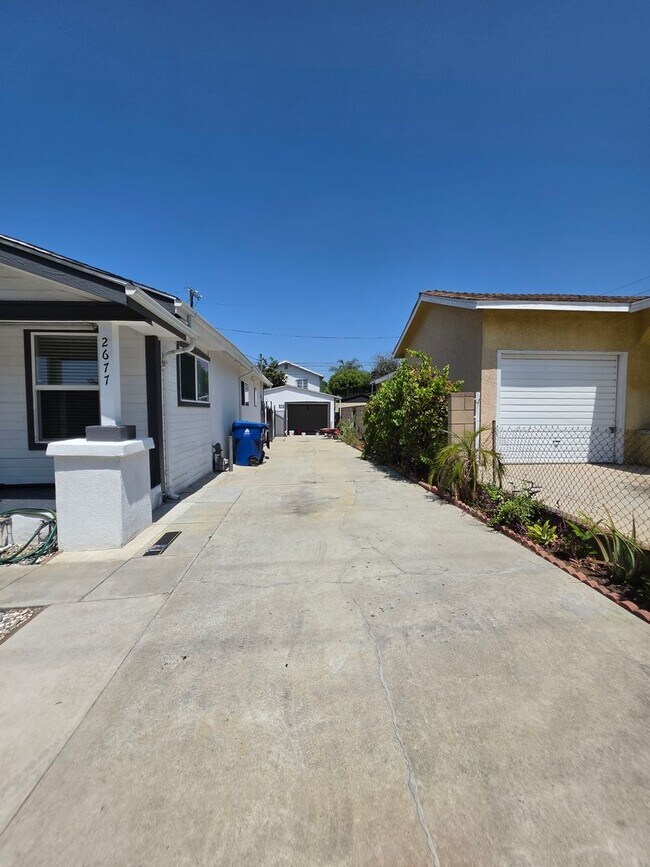 Foto del edificio - Charming Remodeled 2 Bed / 2 Bath Craftsman home in Cypress Park – Garage, Open Floor Plan & Mode...