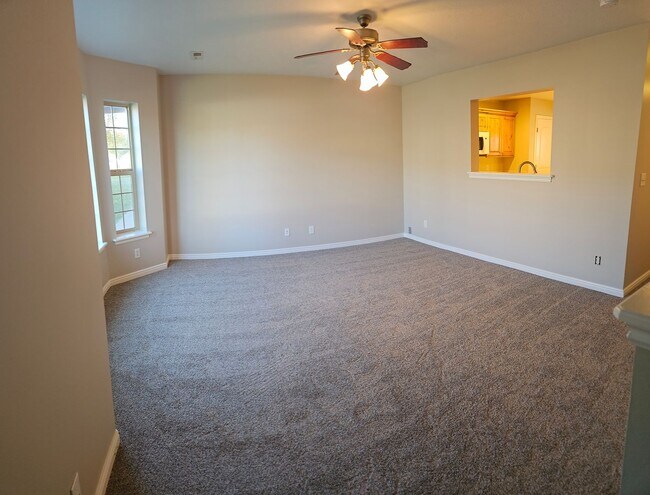 Building Photo - 2 bed, 1.5 bath townhome at Riverwoods