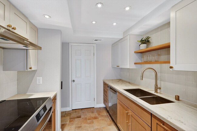 Foto del edificio - Stunning 1B/1.5BA Condo in Carlsbad w/ Golf Course Views!