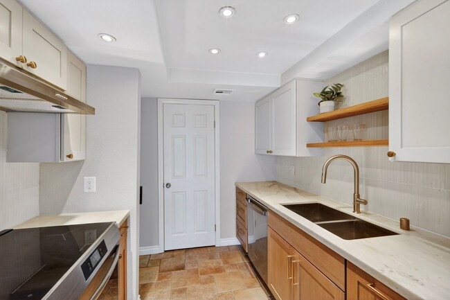 Building Photo - Stunning 1B/1.5BA Condo in Carlsbad w/ Golf Course Views!