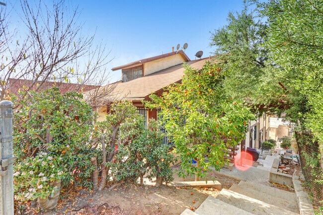 Building Photo - 530 Casanova Street