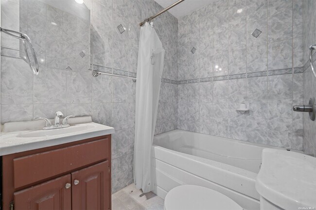 Foto del edificio - 58-44 Fresh Pond Rd