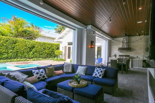Foto del edificio - LOOKING FOR LUXURY LIVING WHILE BUILDING Y...