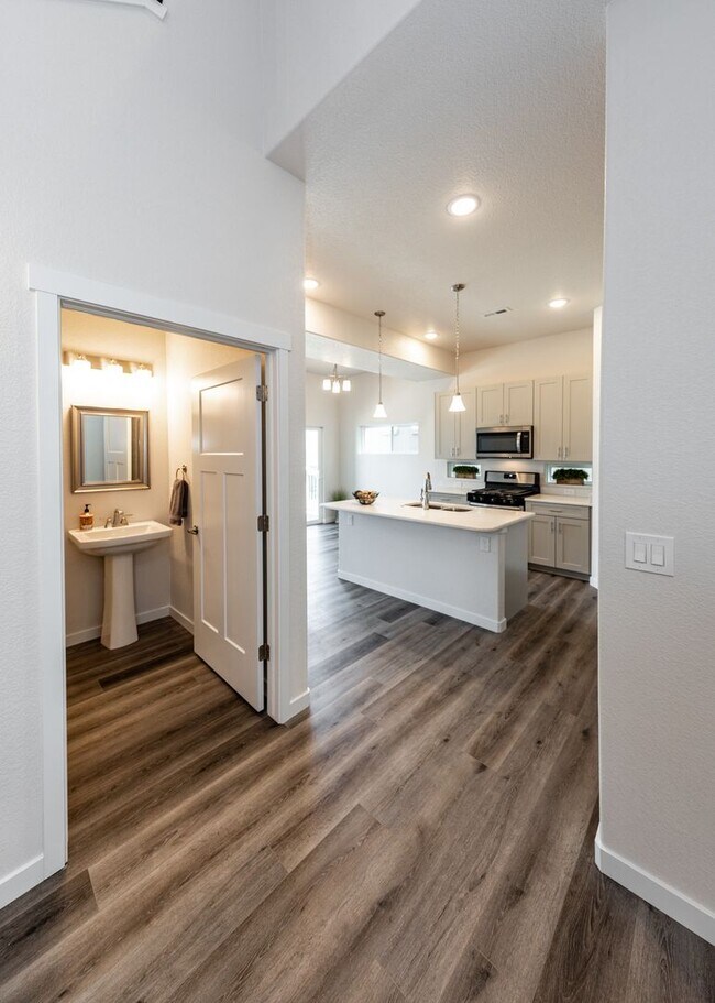 Foto del edificio - End Unit Townhome in Mountain Shadows near...