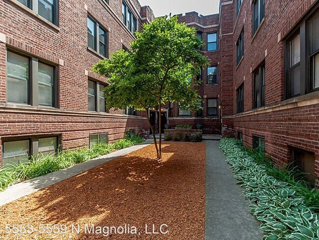 Foto del edificio - 5553-5559 N Magnolia Ave