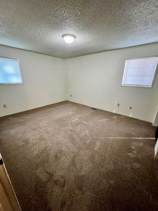 Building Photo - Spacious 2 Bedroom, 1.5 Bath Triplex in Cl...