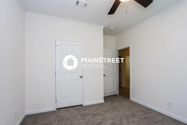 Building Photo - 4 Bedroom Pet-Friendly Home in St. Petersb...