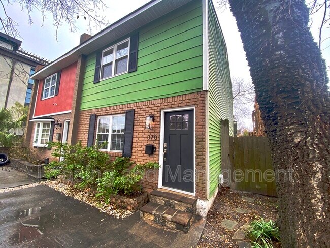 Foto del edificio - 370 N Nassau St