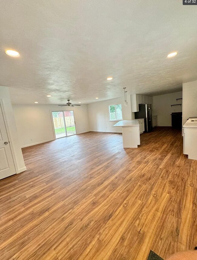 Building Photo - 425 Cold Spring Rd