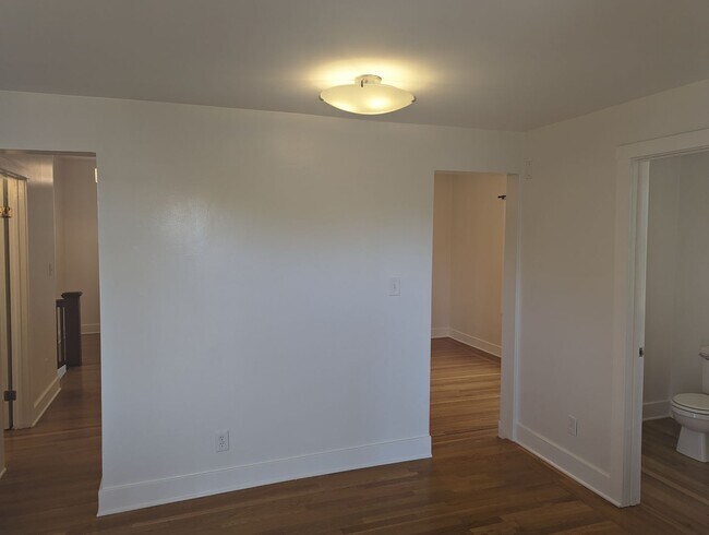 Foto del edificio - COMING SOON-A sunny top floor flat, 3 bedrooms, 2 bathrooms, living room and large kitchen with p...