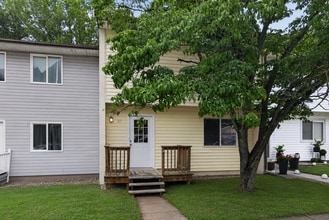 Building Photo - 33 Wayside Ct