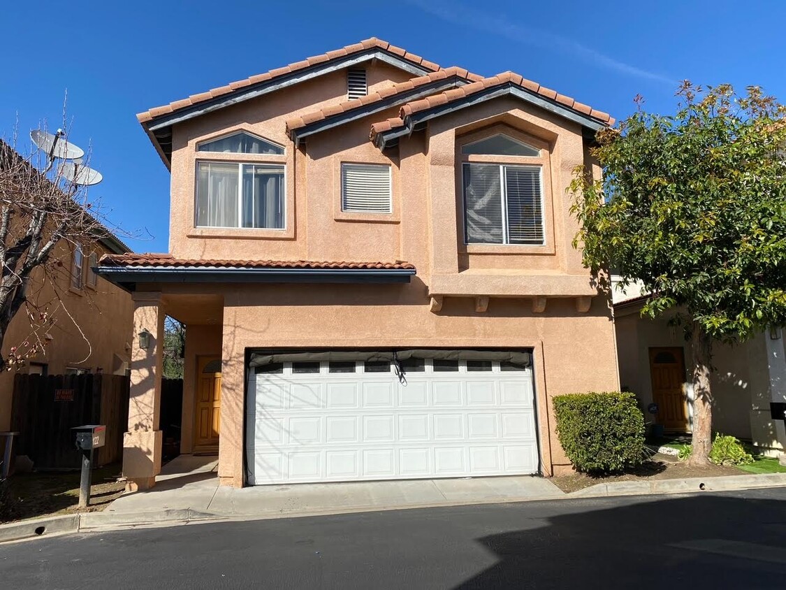 Spacious High Ceiling Townhome - 9400 Burnet Ave