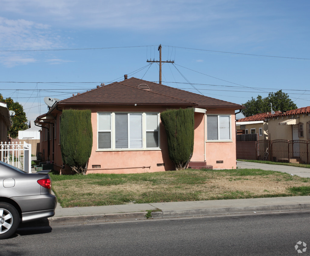 Building Photo - 3071 Santa Ana St