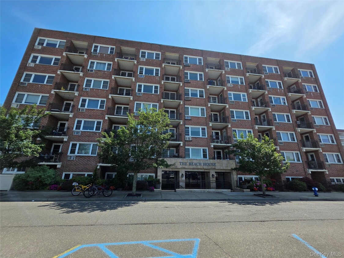Foto principal - 740 E Broadway