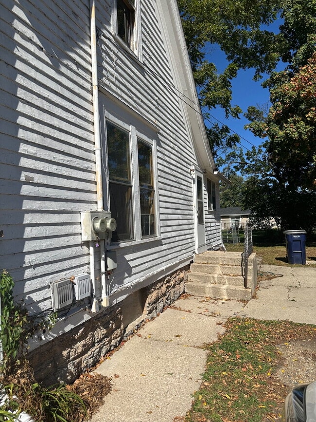 Building Photo - 803 Benton Ave