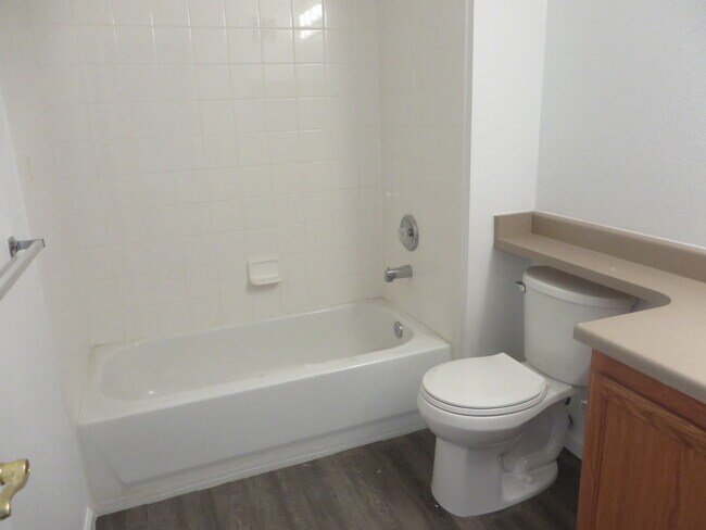2nd bath with tub - 7440 S Blackhawk St