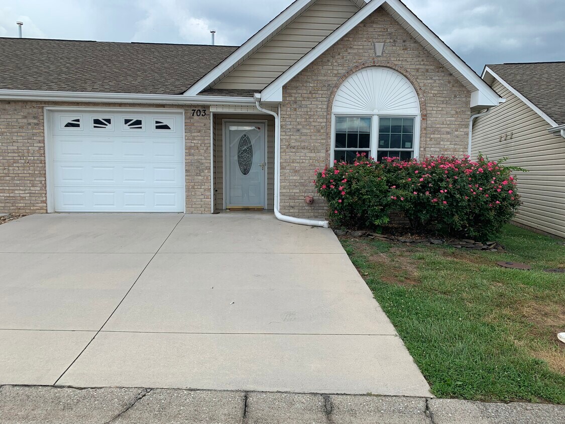 703 Greensboro Way Unit 703, Knoxville, TN 37912 Condo for Rent in Knoxville, TN