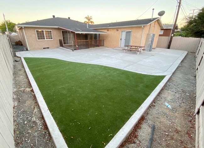 Foto del edificio - 8BD/4BA on Rockford! Great Yard!