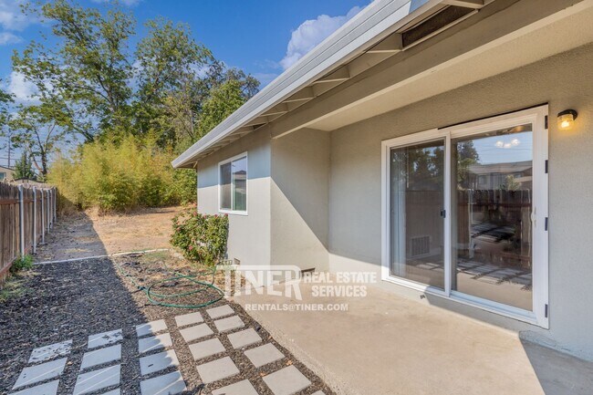 Foto del edificio - 2 Bed/1 Bath Duplex - Available 3/25/22