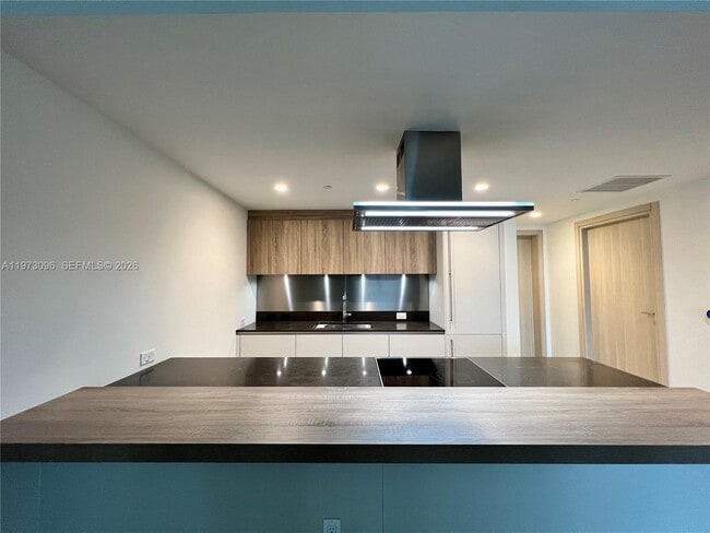 Building Photo - 1000 Brickell Plz