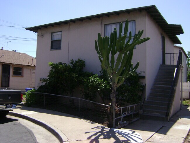 Apartamento de 2 dormitorios y 1 baño en la planta superior del casco antiguo. - 3895 Harney St