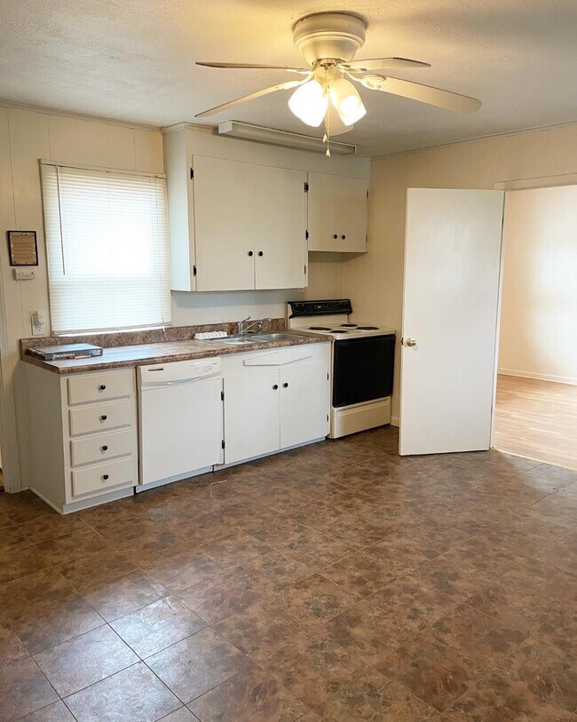 Kitchen - 709 Whitfield St