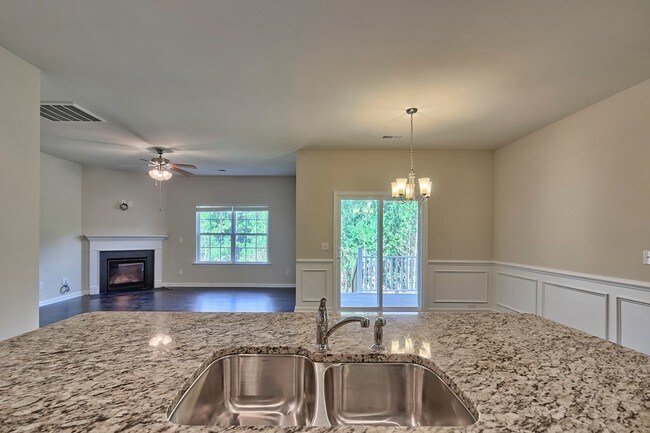 Building Photo - 1069 Primrose Dr