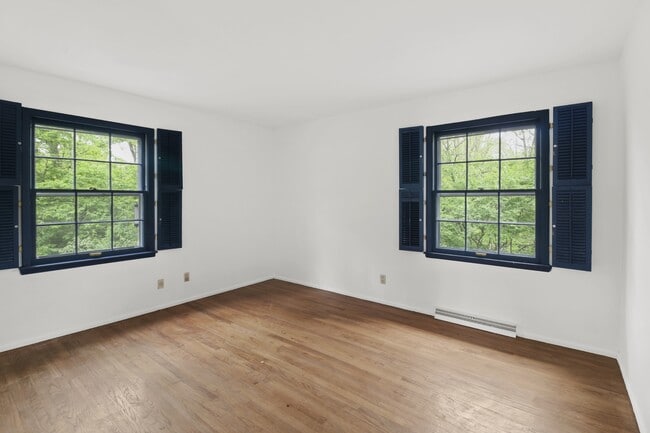 Building Photo - 2204 Broadmoor Dr