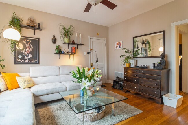 Living Room - 2314 W Byron St