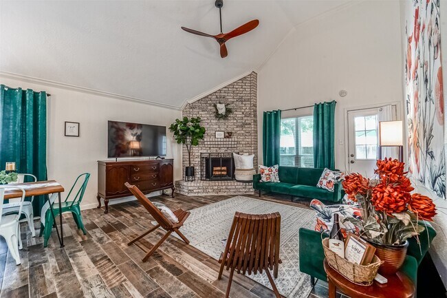 Foto del edificio - 718 Regency Ct