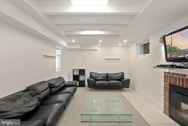 Foto del edificio - 3640 Everett St NW