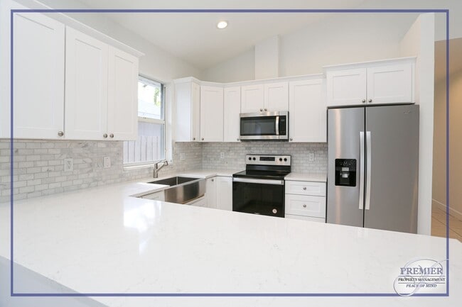 Building Photo - ***RENOVATED INTERIOR***NAPLES PARK - Annu...