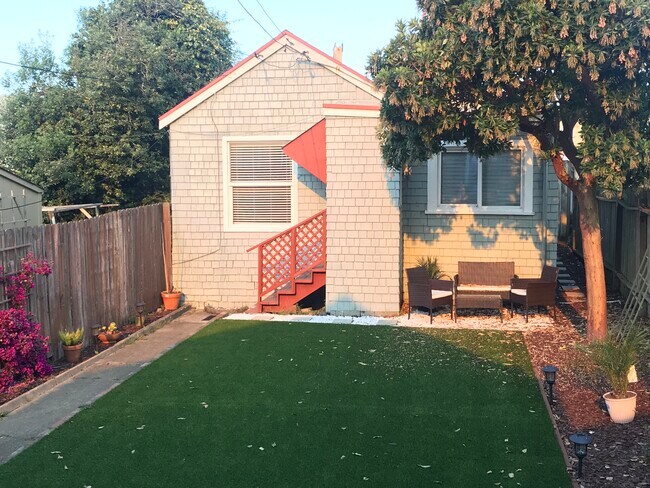 Beautiful yard, patio set, laundry, and pet-friendly! - 236 Granada Ave