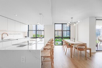 Building Photo - 1121 Crandon Blvd