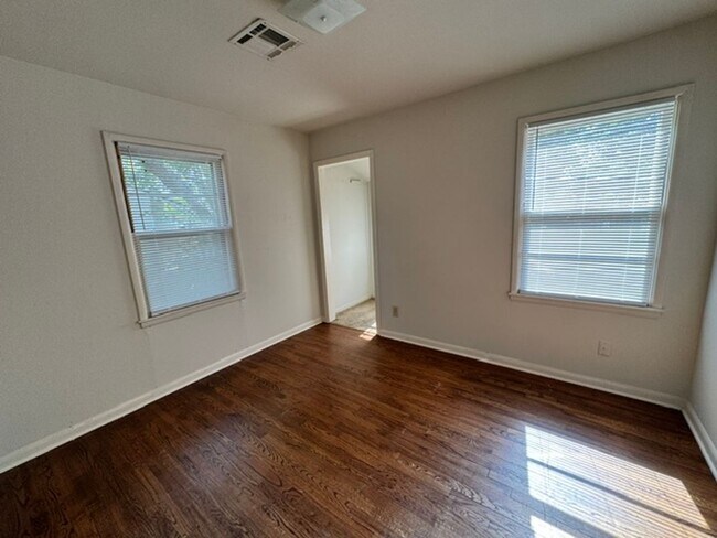 Foto del edificio - 3 bedroom in Norman Schools, No carpet, fridge and gas stove!