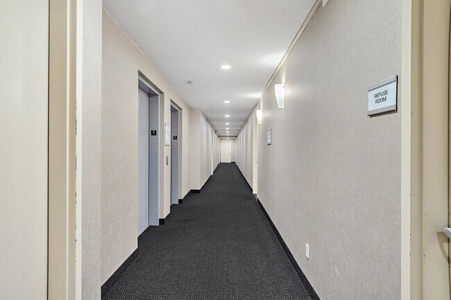 Foto del edificio - 71 Village Rd N