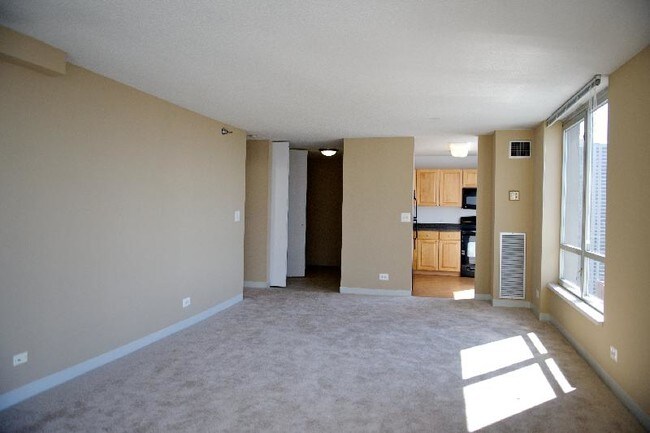Building Photo - 15 E Delaware Pl