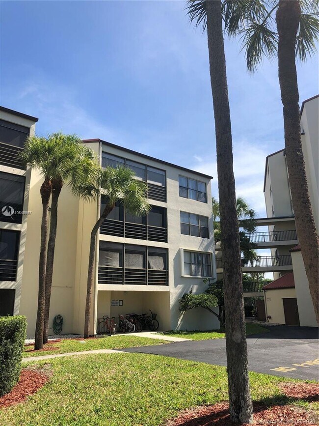 2302 S Cypress Bend Dr Unit 206, Pompano Beach, FL 33069 Condo for