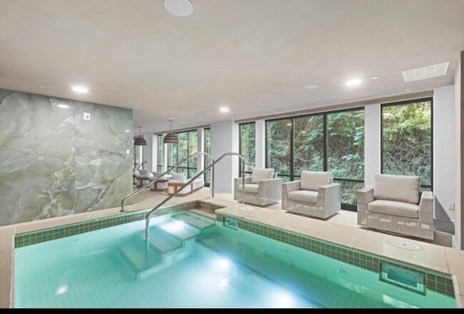 Foto del edificio - 8701 Churchill Rd